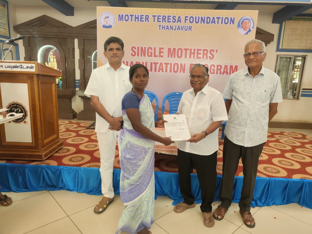 Single mothers receiving government certificates at the Rehabilitation Program