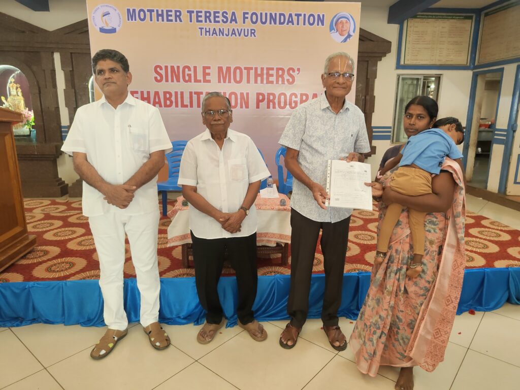 Single mothers receiving government certificates at the Rehabilitation Program