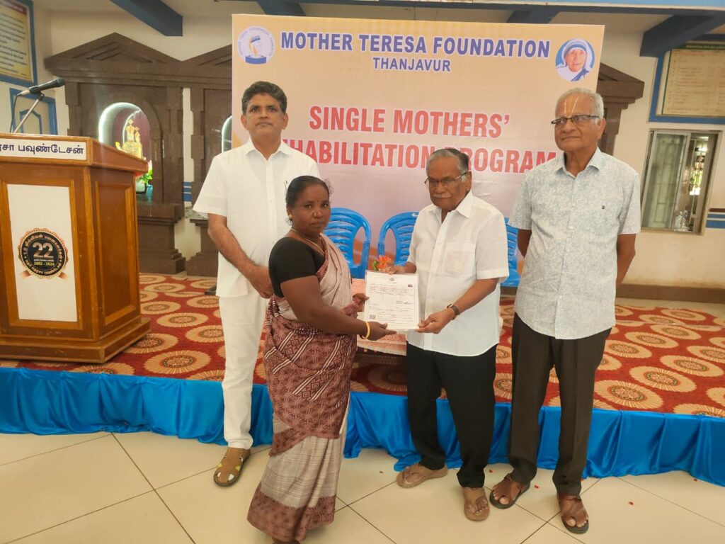 Single mothers receiving government certificates at the Rehabilitation Program
